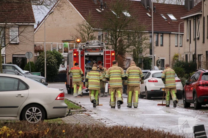 Groot oliespoor door woonwijk