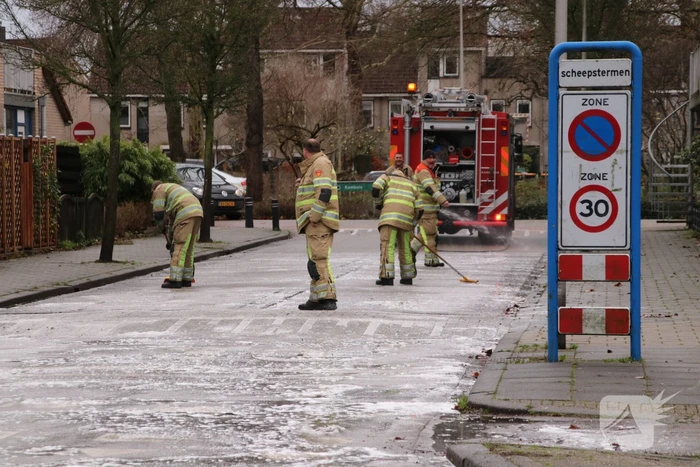 Groot oliespoor door woonwijk