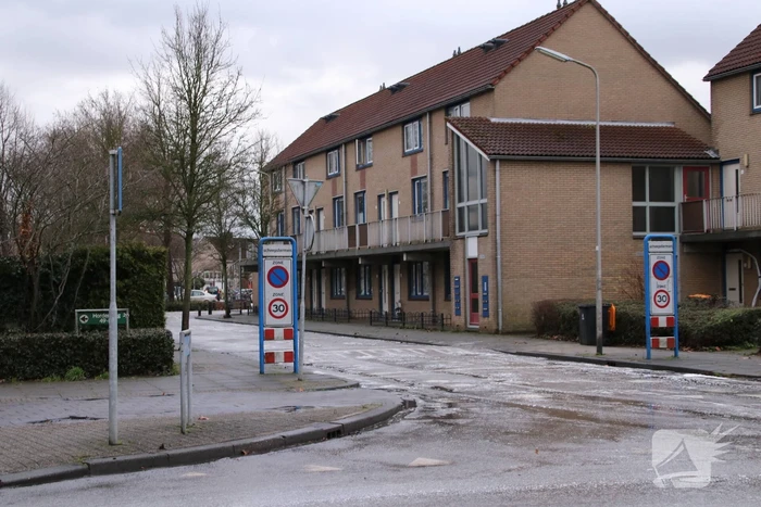 Groot oliespoor door woonwijk