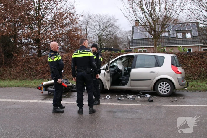 Lesmotor in botsing met auto