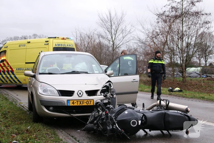 Lesmotor in botsing met auto
