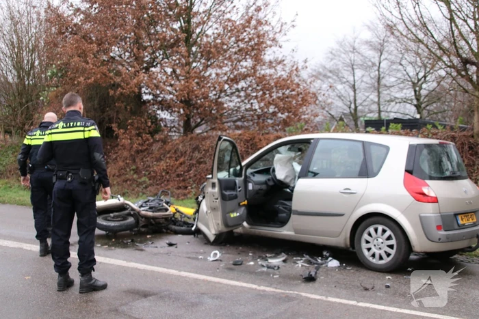 Lesmotor in botsing met auto