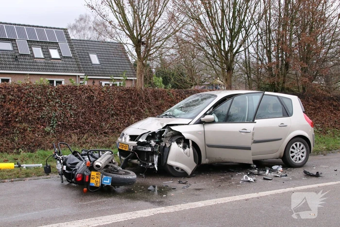 Lesmotor in botsing met auto