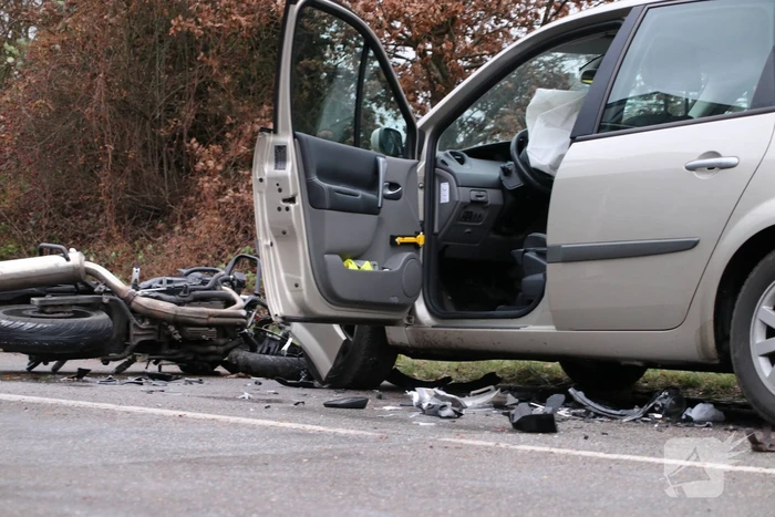 Lesmotor in botsing met auto