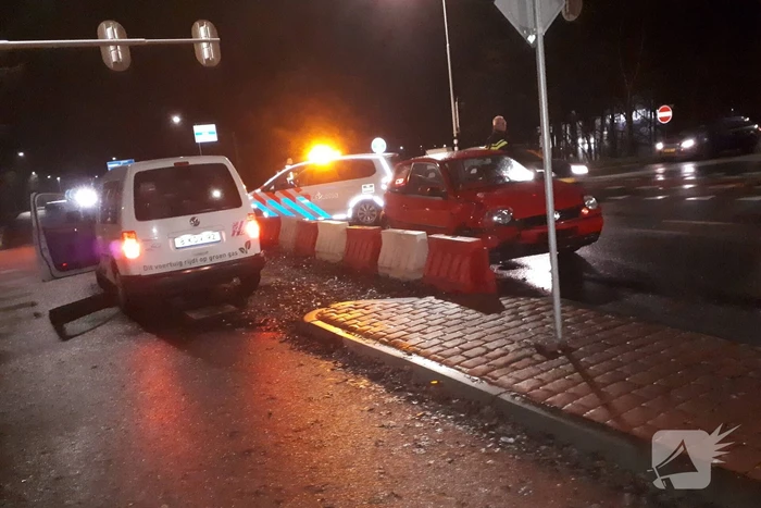 Taxi en personenwagen op elkaar gebotst