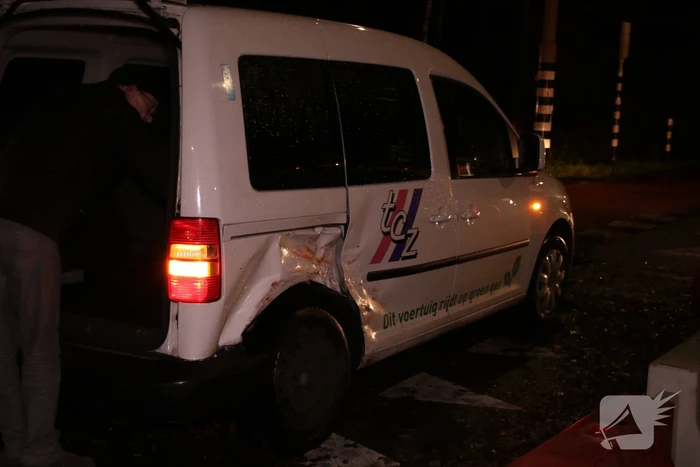 Taxi en personenwagen op elkaar gebotst