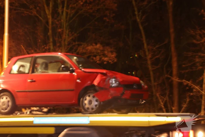 Taxi en personenwagen op elkaar gebotst