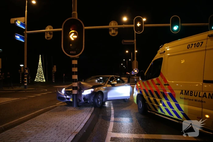 Auto klapt op verkeerspaal