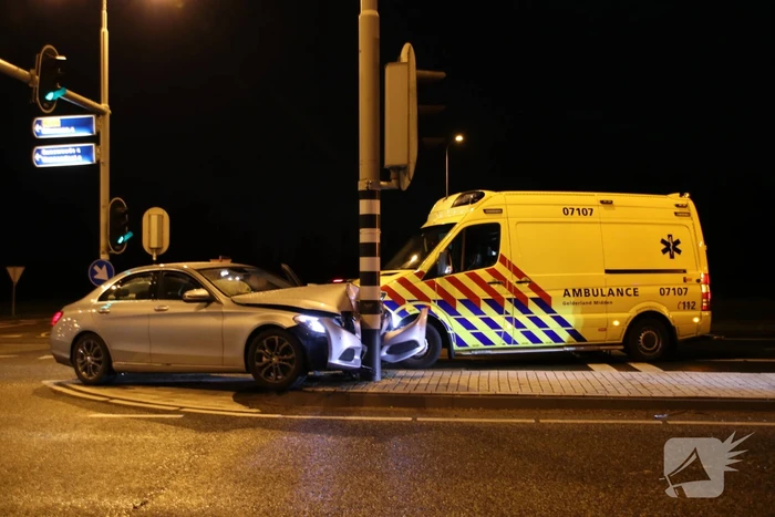 Auto klapt op verkeerspaal