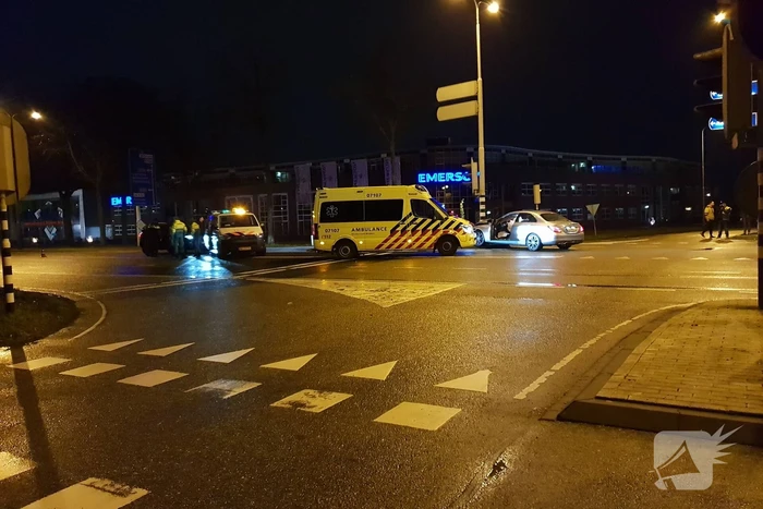 Auto klapt op verkeerspaal