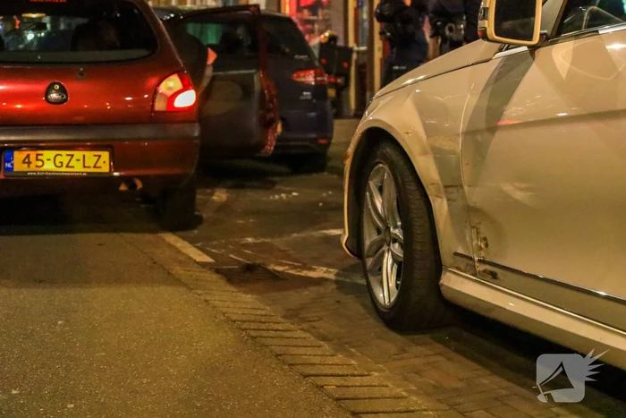 Auto ramt geparkeerde auto's