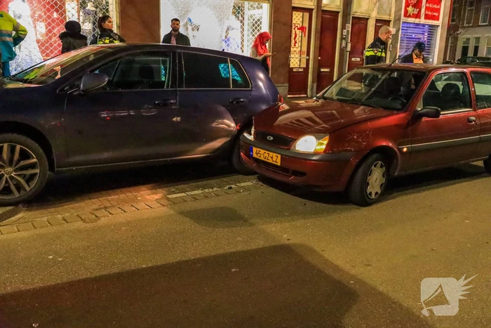 Auto ramt geparkeerde auto's