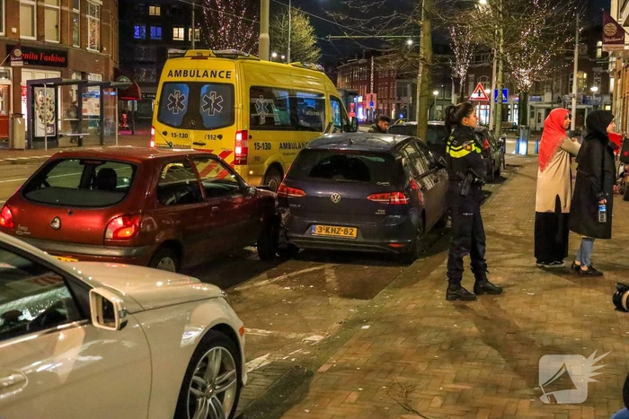 Auto ramt geparkeerde auto's