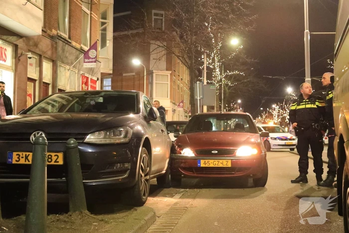 Auto ramt geparkeerde auto's
