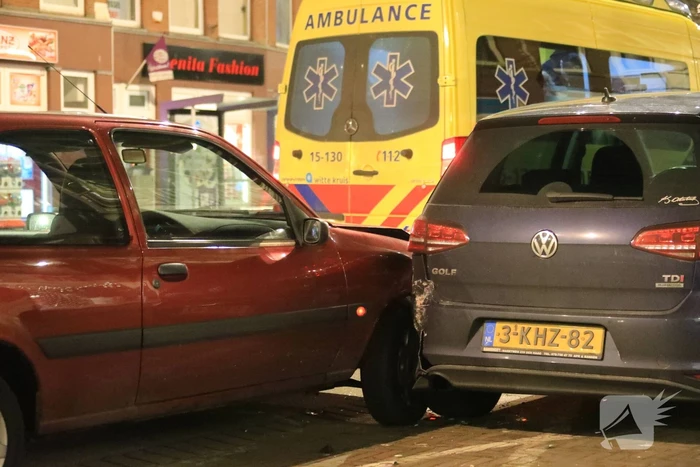 Auto ramt geparkeerde auto's