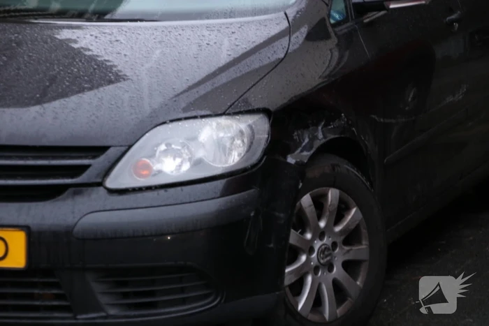 Brommer botst op auto, Ã©Ã©n gewonde