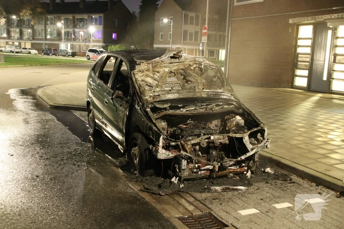 Auto volledig uitgebrand