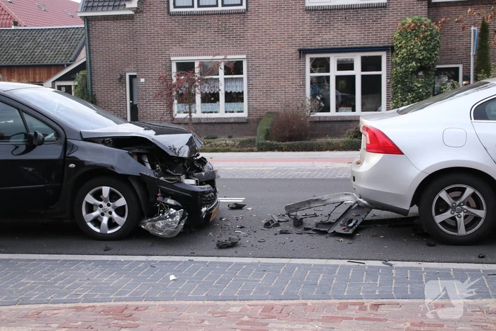Bijrijder raakt gewond bij stevige kop-staartbotsing