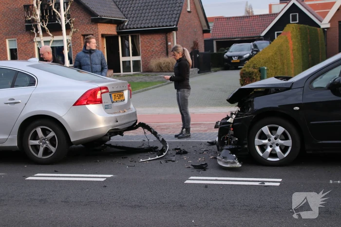 Bijrijder raakt gewond bij stevige kop-staartbotsing