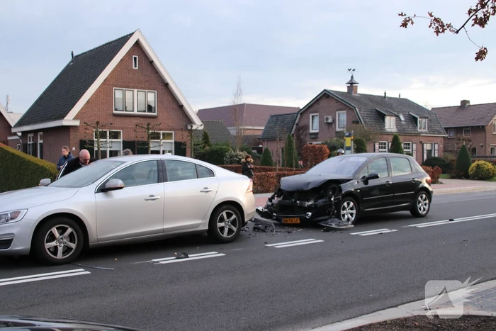 Bijrijder raakt gewond bij stevige kop-staartbotsing