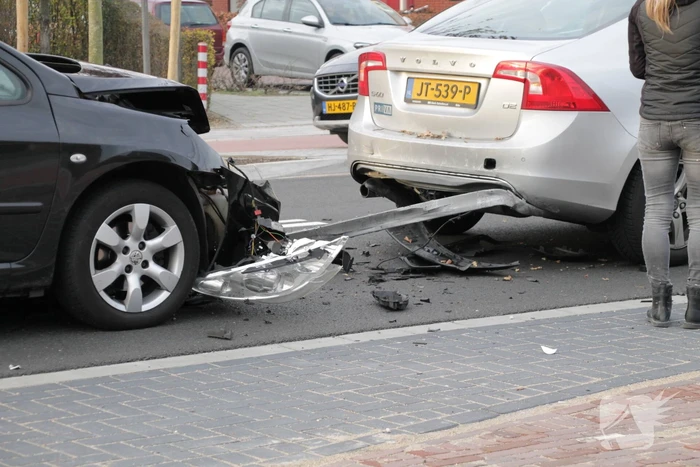 Bijrijder raakt gewond bij stevige kop-staartbotsing