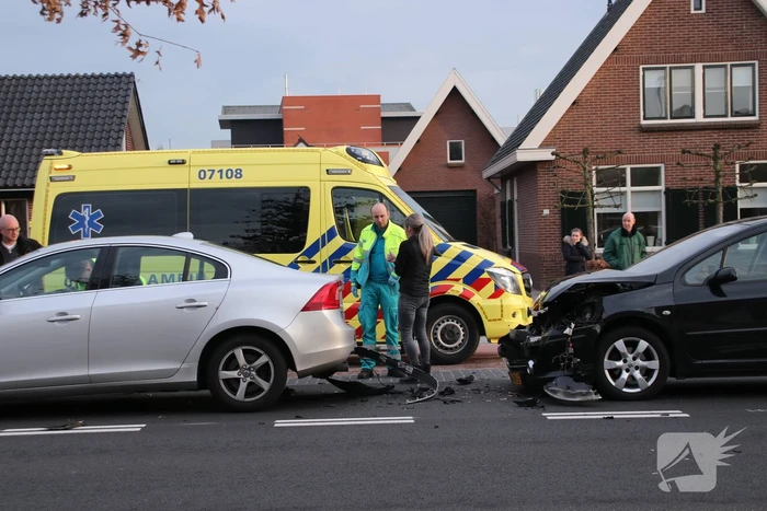 Bijrijder raakt gewond bij stevige kop-staartbotsing
