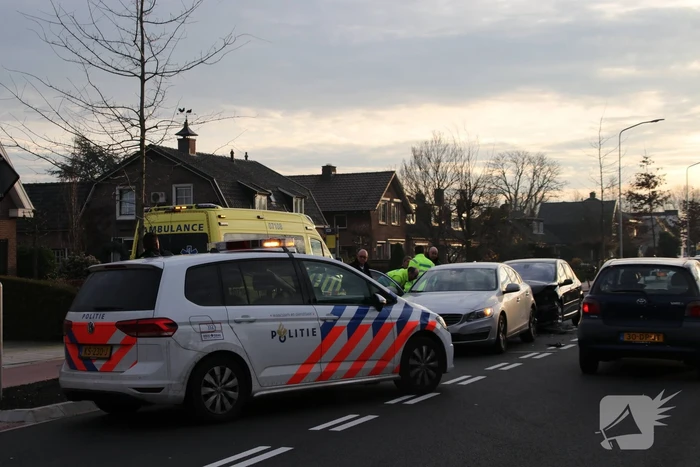 Bijrijder raakt gewond bij stevige kop-staartbotsing