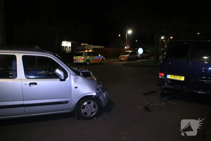 Auto botst op geparkeerde bestelbus