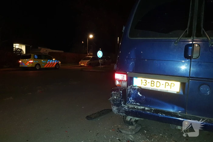 Auto botst op geparkeerde bestelbus