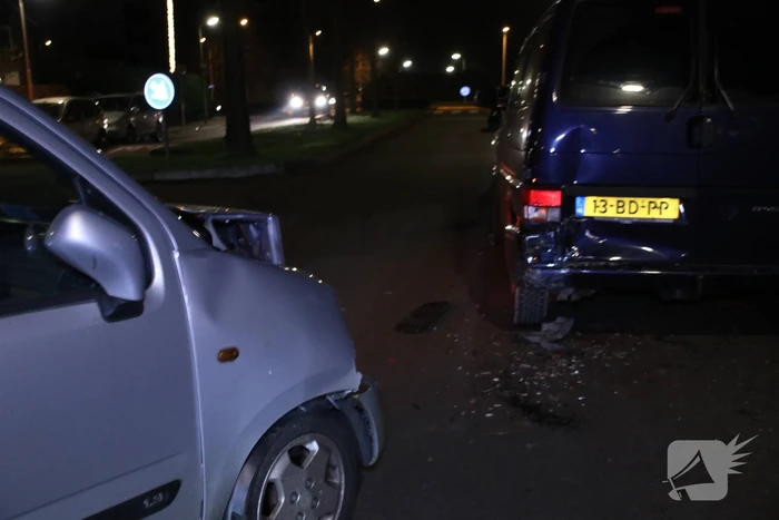 Auto botst op geparkeerde bestelbus