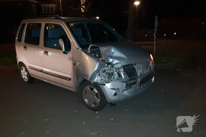 Auto botst op geparkeerde bestelbus