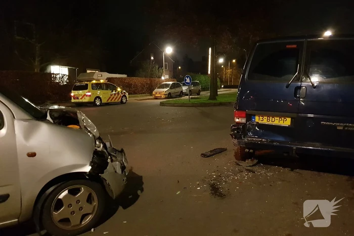 Auto botst op geparkeerde bestelbus