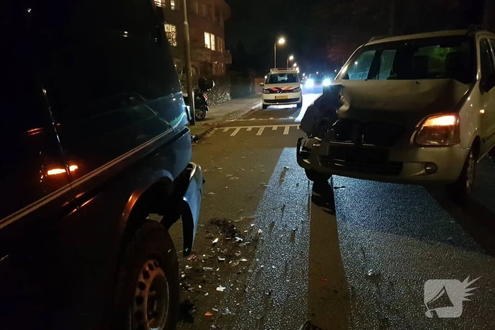 Auto botst op geparkeerde bestelbus