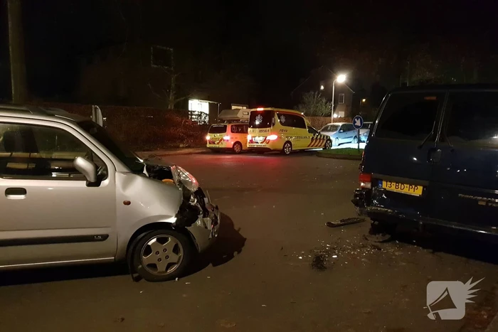 Auto botst op geparkeerde bestelbus