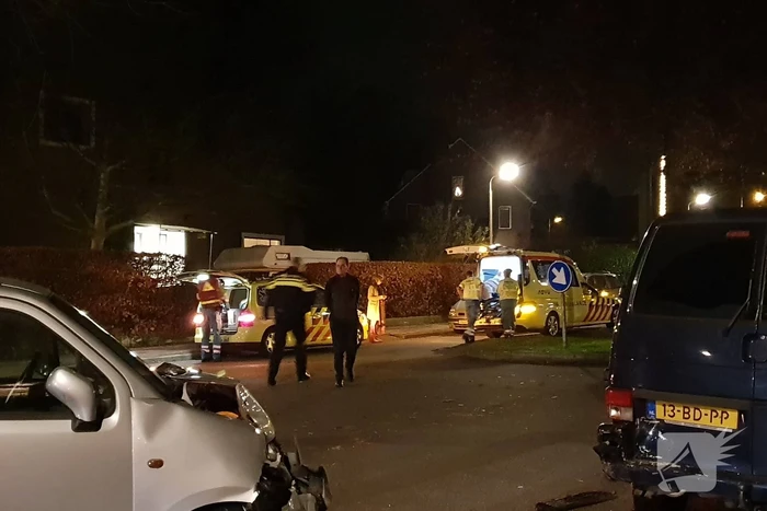 Auto botst op geparkeerde bestelbus