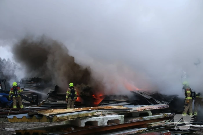 Vuurwerk zet berg afval in brand