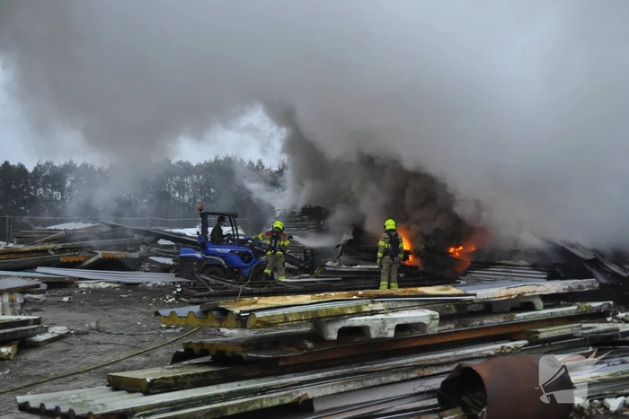 Vuurwerk zet berg afval in brand