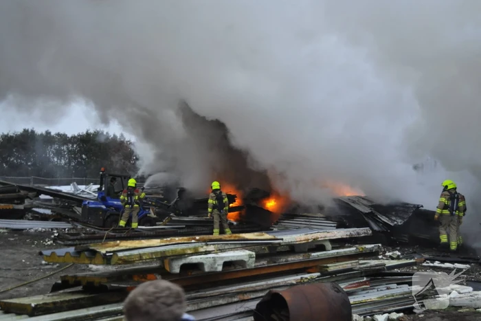 Vuurwerk zet berg afval in brand