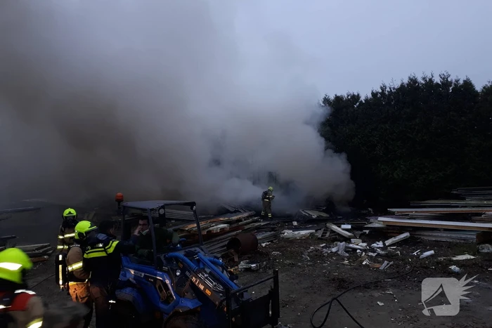 Vuurwerk zet berg afval in brand