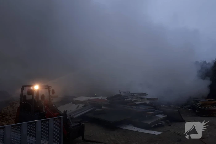 Vuurwerk zet berg afval in brand
