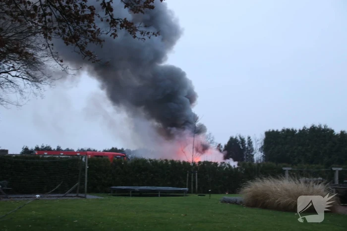 Vuurwerk zet berg afval in brand