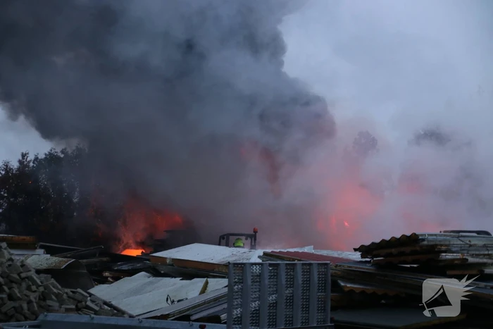 Vuurwerk zet berg afval in brand