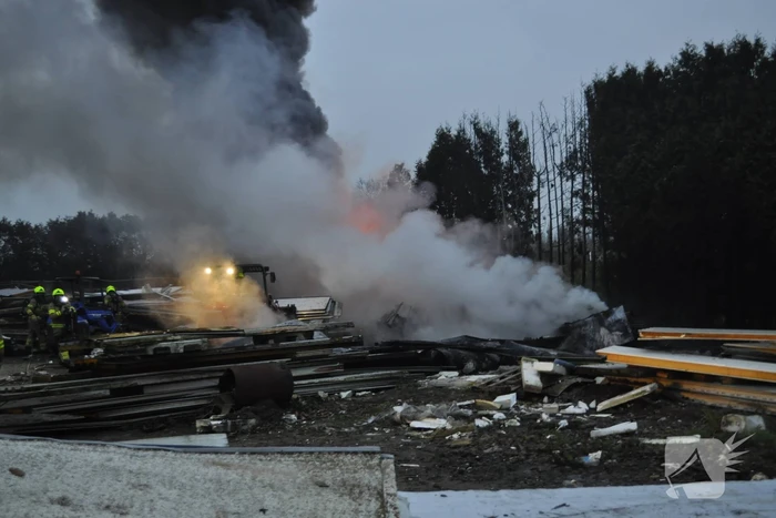 Vuurwerk zet berg afval in brand