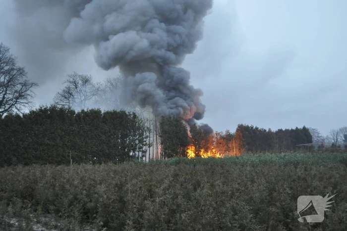 Vuurwerk zet berg afval in brand