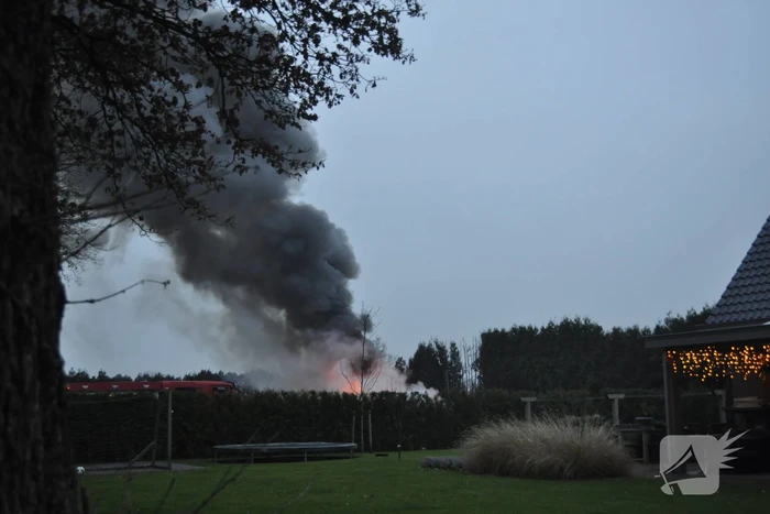 Vuurwerk zet berg afval in brand