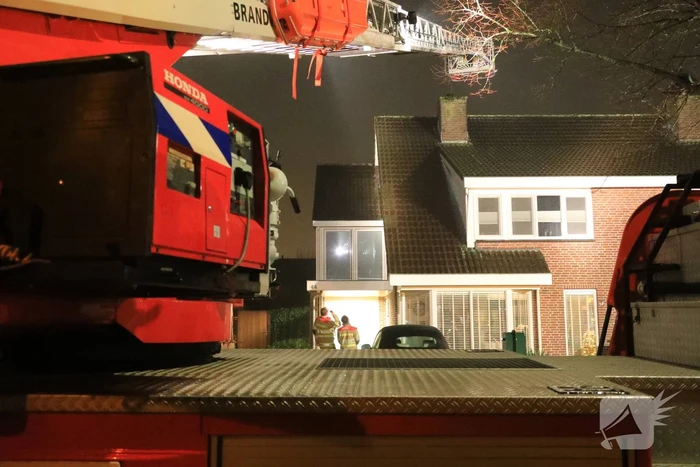 Voorbijganger ziet vlammen uit schoorsteen