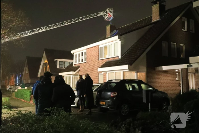 Voorbijganger ziet vlammen uit schoorsteen