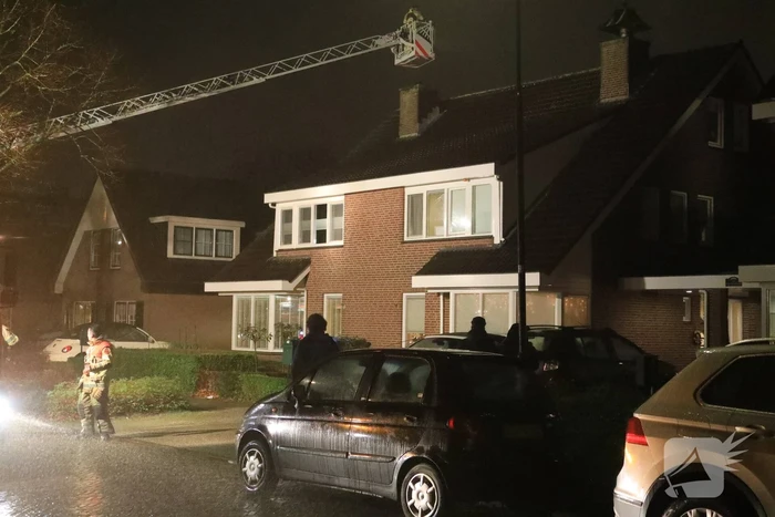 Voorbijganger ziet vlammen uit schoorsteen