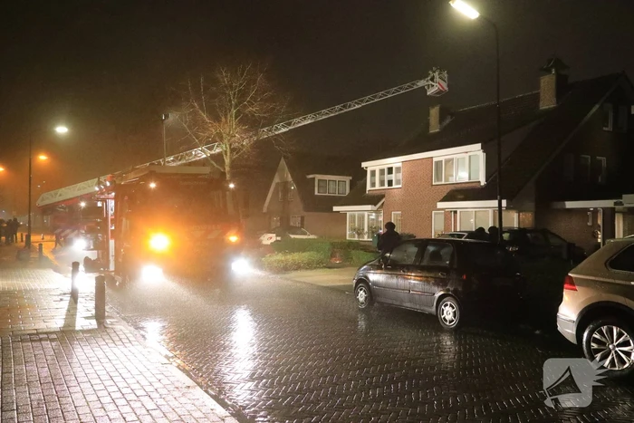Voorbijganger ziet vlammen uit schoorsteen