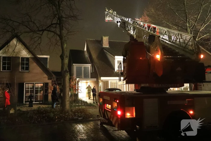Voorbijganger ziet vlammen uit schoorsteen